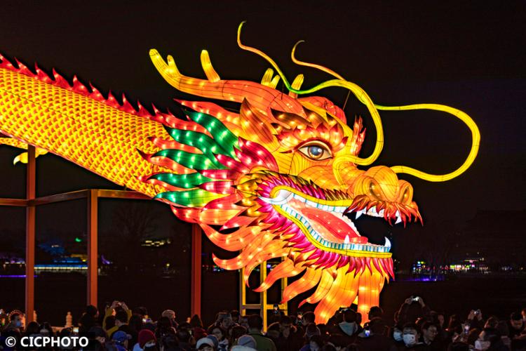 观舞龙赏龙灯庆新春 龙灯照亮华夏祥瑞年